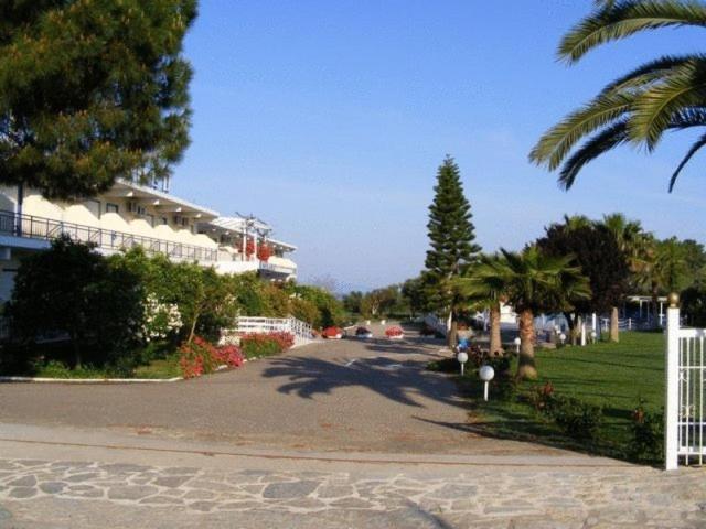 Lintzi Hotel Arkoudi Exterior photo